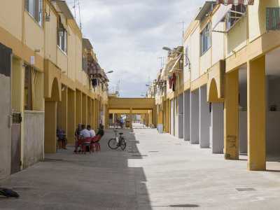 Quando incontriamo qualcuno, incrociamo solo uomini. Sembra un quartiere abitato solo da maschi: stanno seduti all�ombra, riuniti in piccoli gruppi